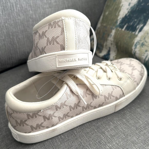 They gave me new Michael Kors shoes but they are not my size, they are a size 5. - Picture 2 of 3